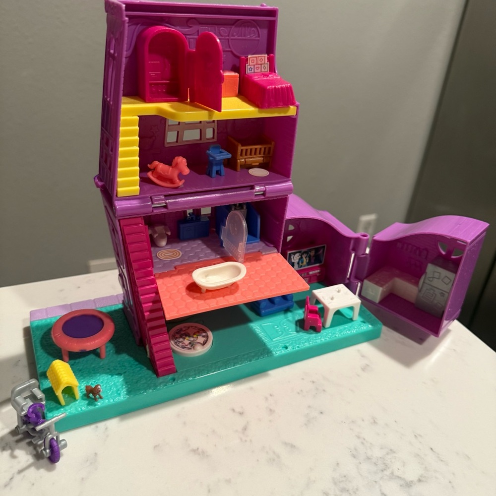 Mattel Polly Pocket Pollyville Pocket House Playset